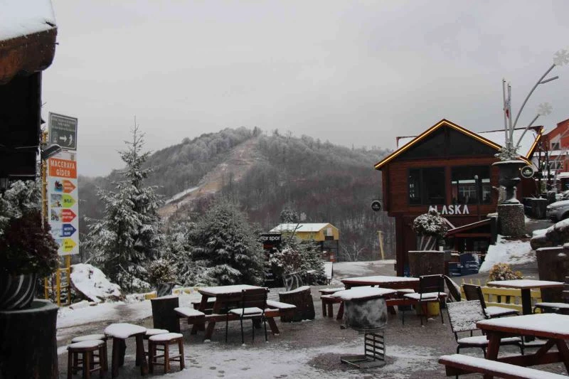 İstanbul’un yanı başındaki kayak merkezinde kar yağmaya başladı
