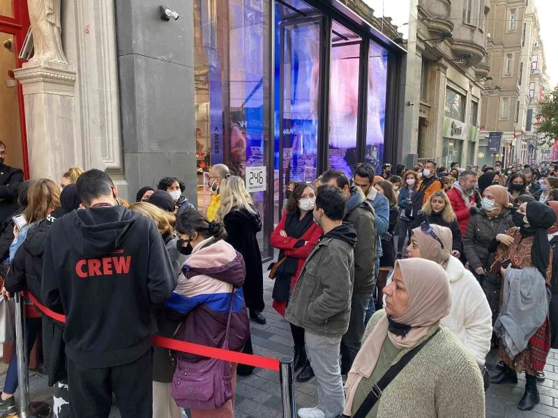 Tarihi Alkazar Sineması önünde uzun kuyruk oluştu
