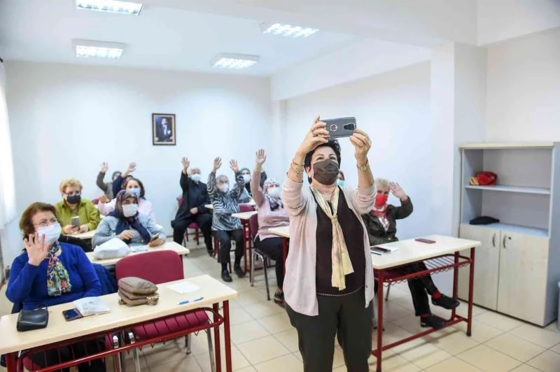 Yaş 80 demediler akıllı telefon öğrenip selfie çektiler
