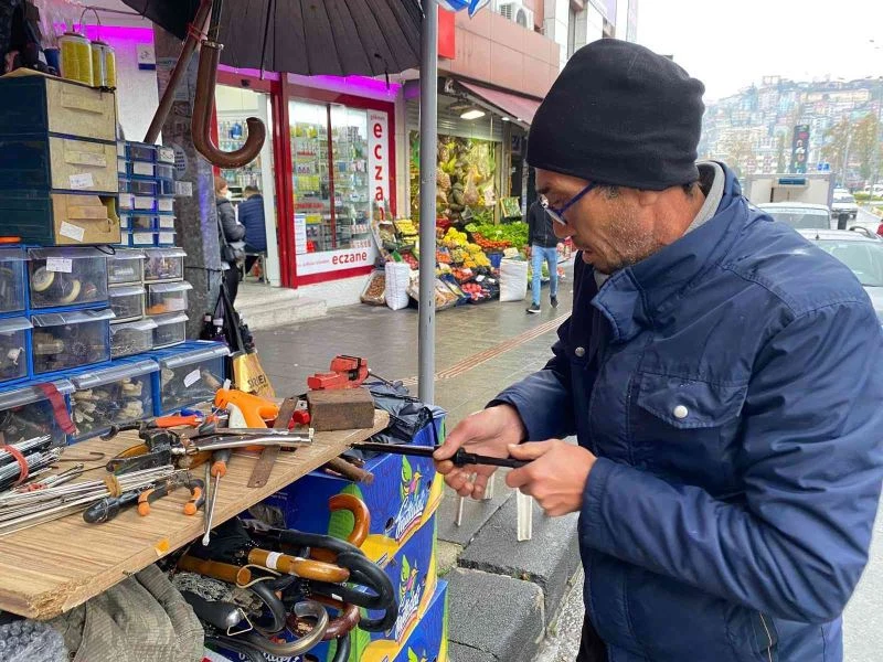 Amatör olarak başladığı şemsiye tamirciliğine geçim kapısına dönüştürdü
