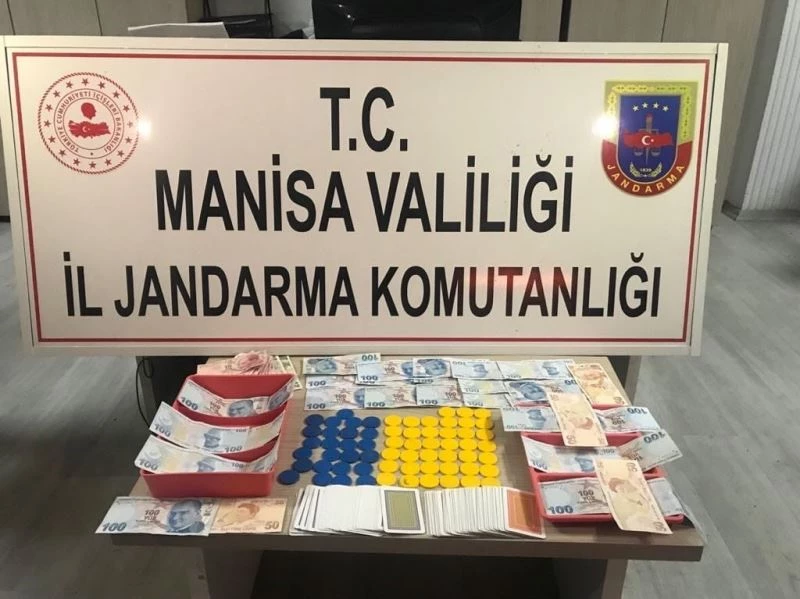 Kumar oynatılan kıraathaneye jandarmadan baskın
