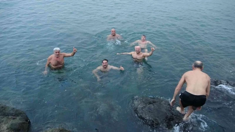 6 kafadarın deniz tutkusu soğuk ve mevsim dinlemiyor
