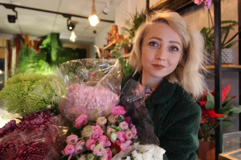 Resim öğretmenliği ile çiçek sevgisini birleştirdi
