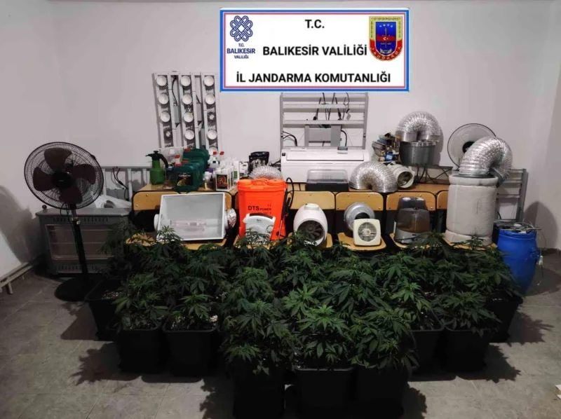 Evinde özel sistem kurarak uyuşturucu yetiştiren şahıs jandarmaya yakalandı
