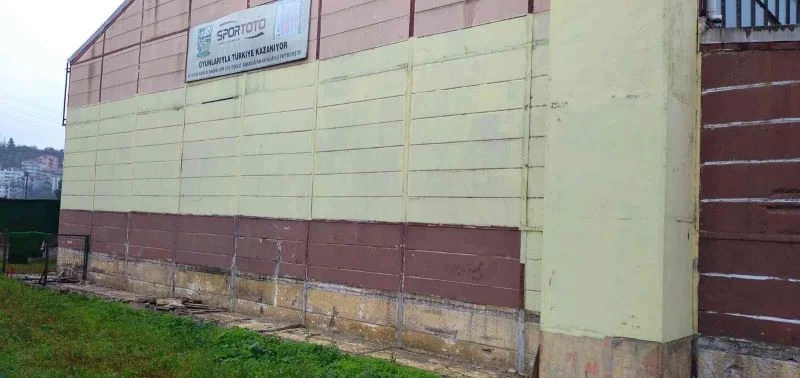 43 yıllık spor salonunun yenilenmesi bekleniyor
