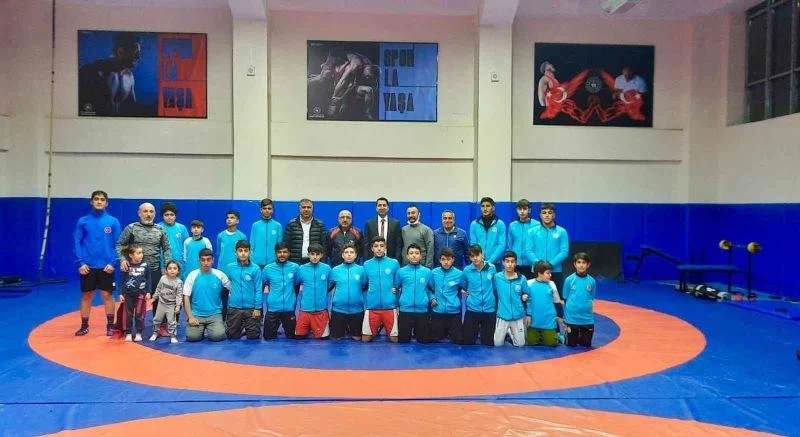 Baykan, Elazığlı güreşçilere hediyelerini gönderdi
