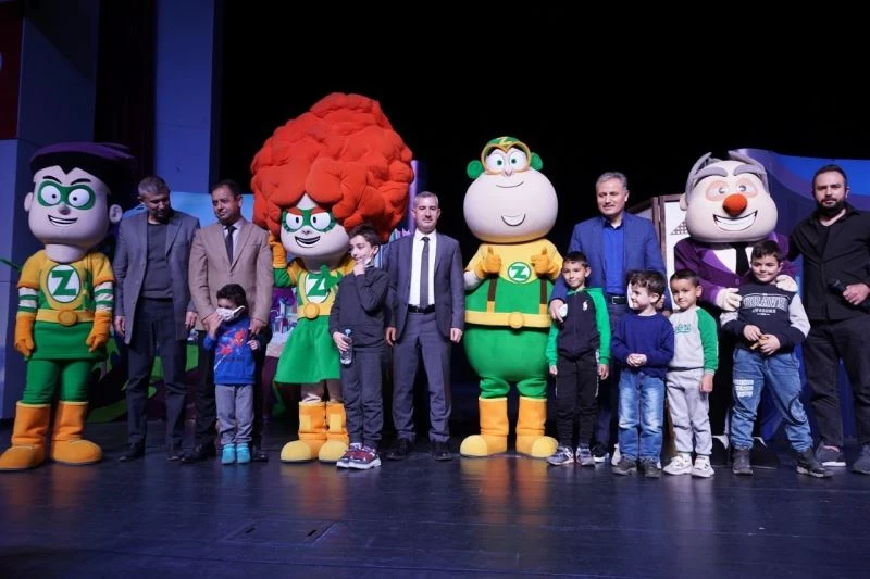 Yeşilyurt’ta ‘Z takımı’ müzikal tiyatro gösterisi yoğun ilgi gördü
