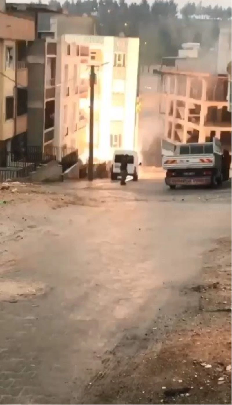 Elektrik direğindeki patlamalar kamerada
