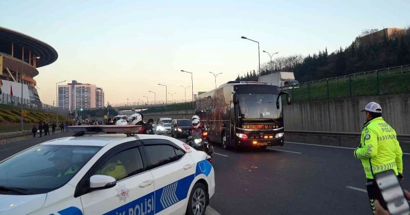 Derbi mücadelesi için takımlar stada geldi
