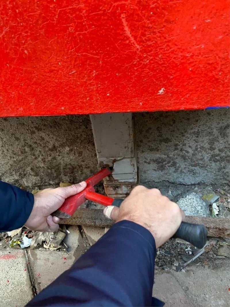 Talihsiz kediyi itfaiye kurtardı
