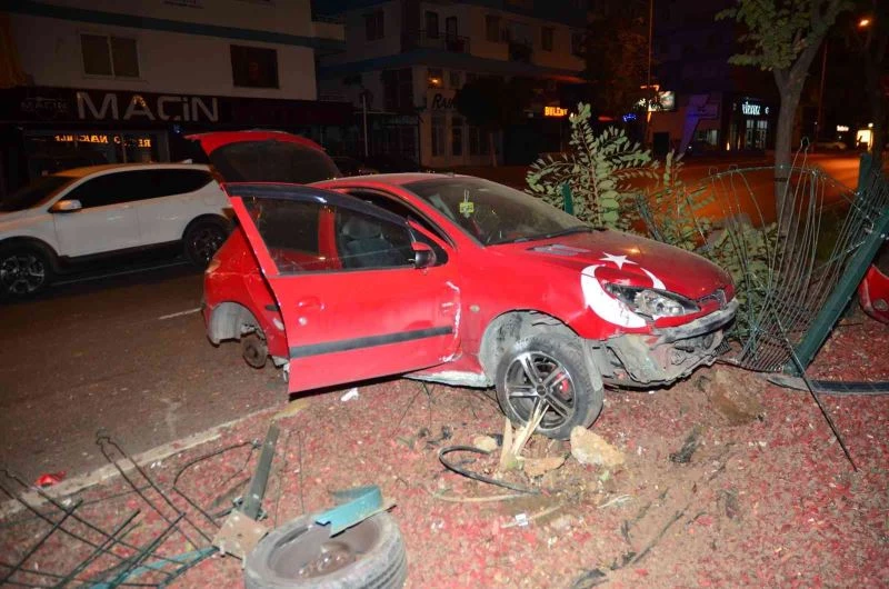 Direksiyon hakimiyetini kaybeden sürücü refüjde demirleri yerinden söktü
