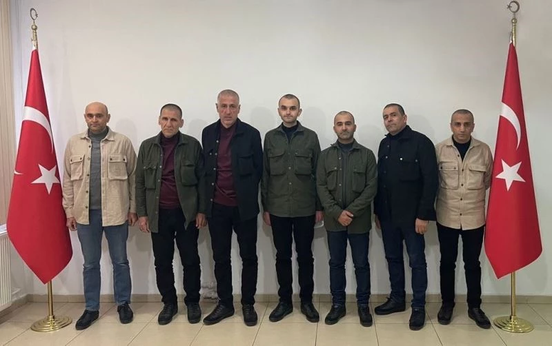 Libya’da 2 yıldır alıkonulan 7 Türk vatandaşı, MİT ve Katar İstihbaratının ortak operasyonu ile yurda getirildi
