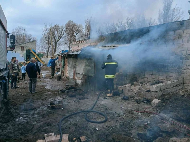 Ağrı’da kömürlükte çıkan yangın paniğe neden oldu
