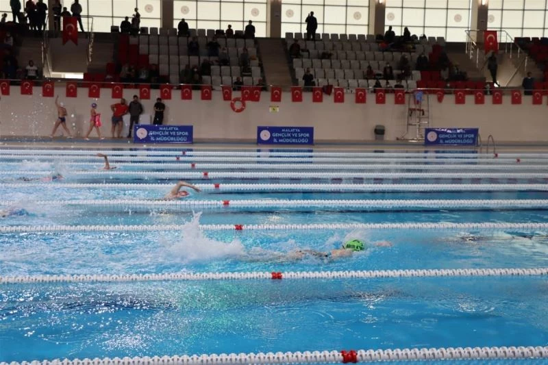 Malatya’da yeni yapılan havuzda ilk yüzme müsabakası yapıldı
