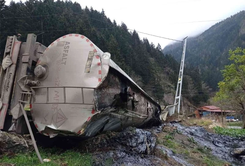 Zift yüklü tanker kaza yaptı: 2 yaralı
