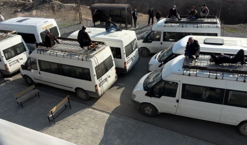 Minibüslerinin üzerine uzanıp korsan taşımacılığa ’hayır’ dediler
