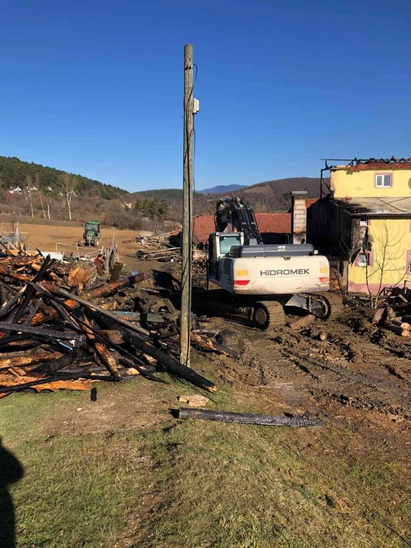 Yangında ev ve odunluk kullanılamaz hale geldi
