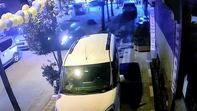 Aracın bagaj kısmı açıldı, tekstil ürünleri yola döküldü
