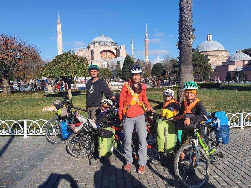 Bisikletleriyle Avrupa ve Asya turuna çıkan Fransız aile Konya’da
