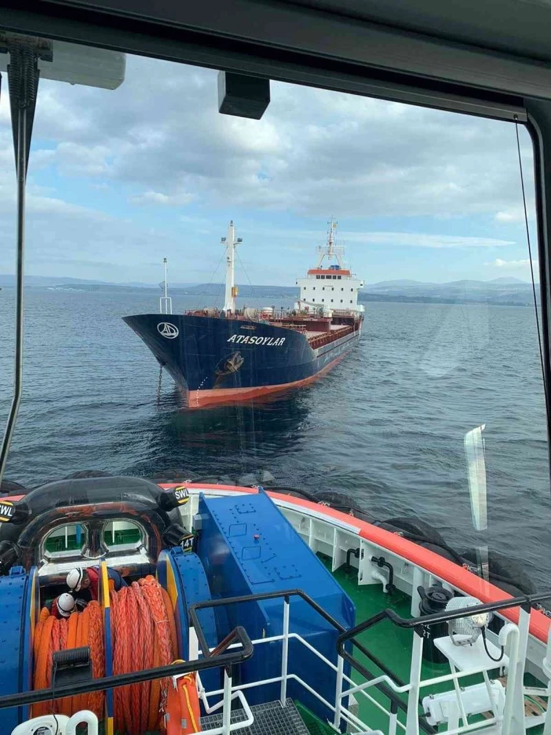 Çanakkale Boğazı’nda arızalanan gemi limana çekildi
