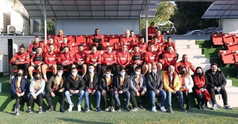 Yangınzede gençler, Galatasaray-Fenerbahçe derbisi için İstanbul’a gitti
