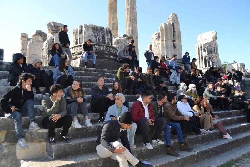ADÜ’lü gençler Apollon Tapınağı’nı ziyaret etti
