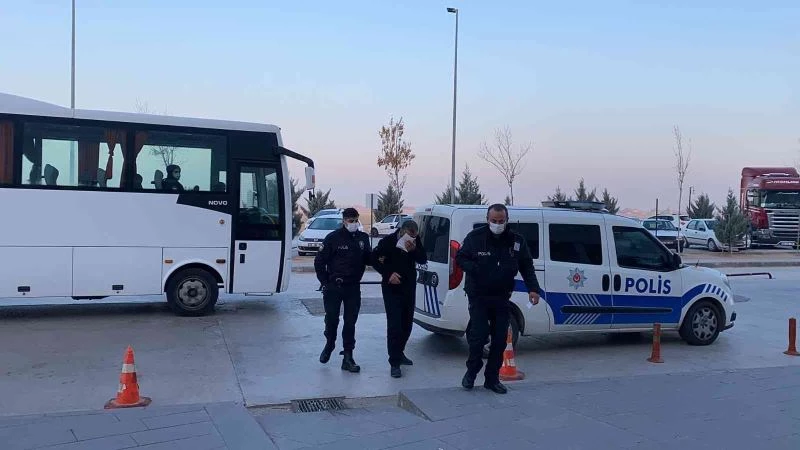 Uyuyan eşini bıçakladı, bıçağın kırılan parçası göğsünde kaldı
