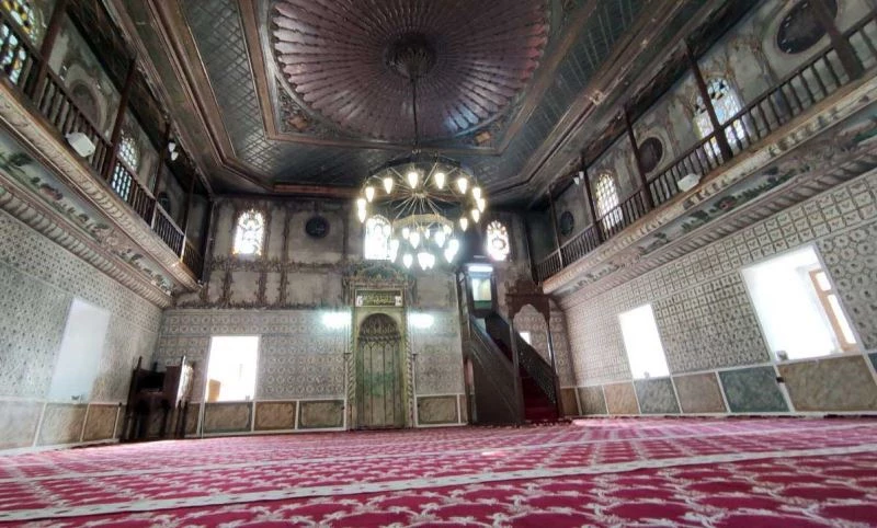 2 asırlık cami duvar süslemeleri ile dikkat çekiyor
