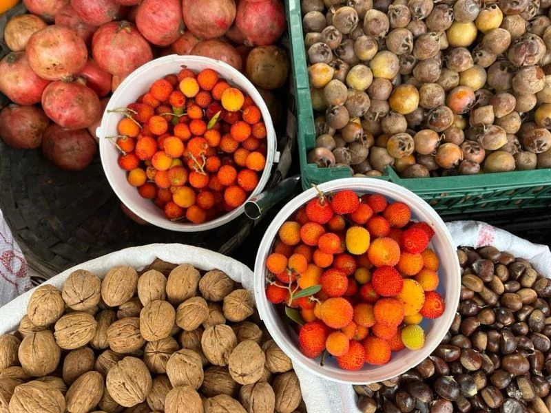 Zahmetle toplanan dağ çilekleri, tezgahlarda yerini aldı
