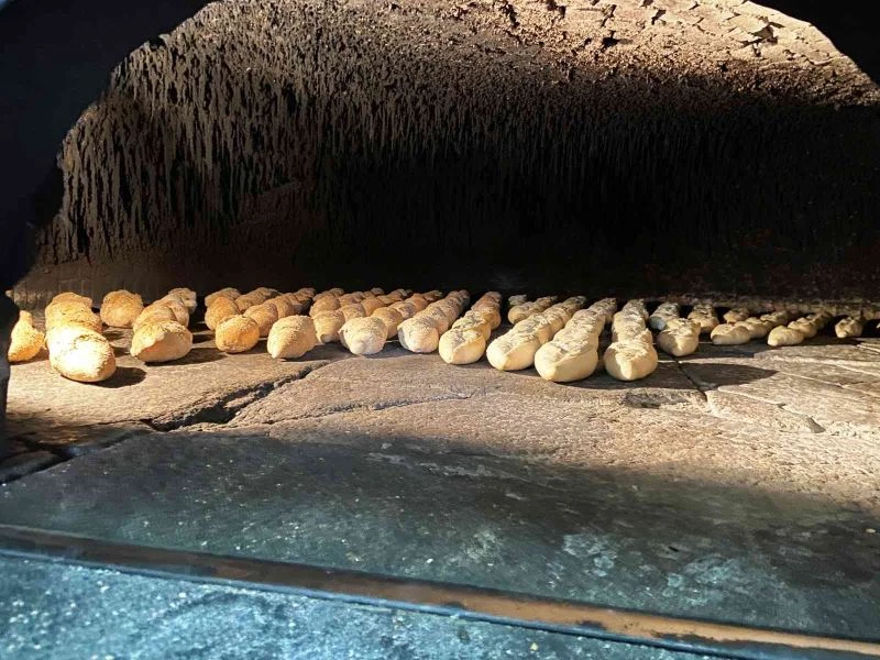 Üç asırlık taş fırında 3 kardeş geleneksel tadı bozmadan ekmek yapıyor

