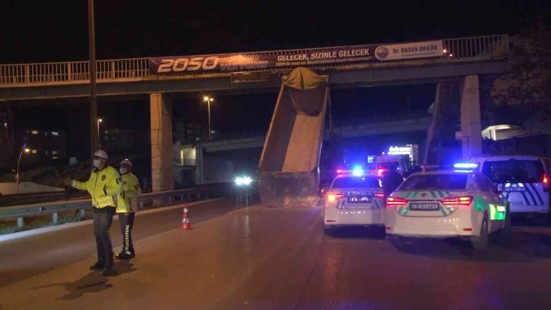 E-5’te damperi açılan kamyon üst geçide çarptı
