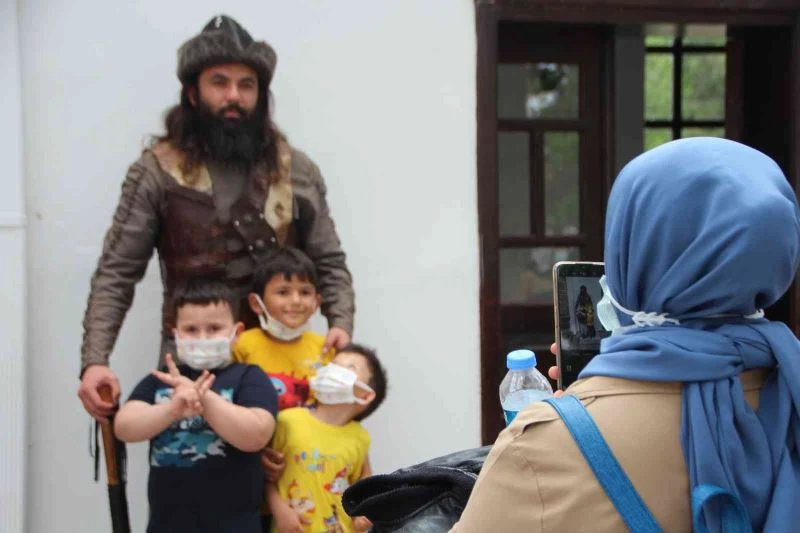 Ertuğrul Gazi Türbesi’ndeki ’Saygı Nöbeti’ni pür dikkat izliyorlar
