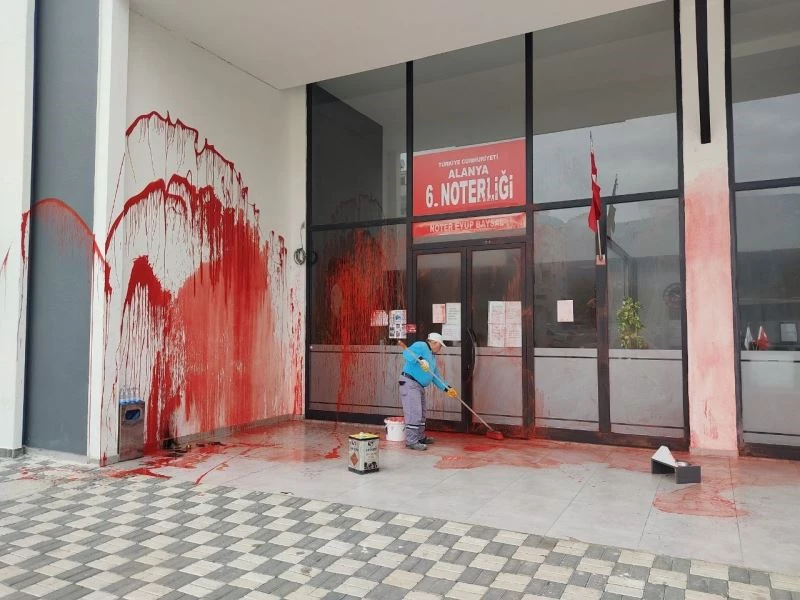 Noter binasına kırmızı boyalı saldırı
