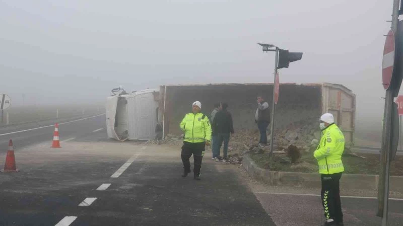 Halkalı-Kapıkule hızlı tren inşaatında çalışan hafriyat kamyonu devrildi: 1 yaralı

