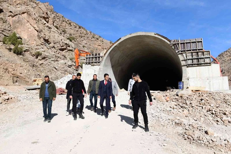 Başkan Şeylan, ‘çığ tüneli’ inşaatında incelemelerde bulundu

