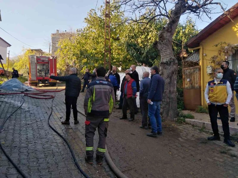 Kahraman itfaiyeci yangın söndürürken kalbine yenildi

