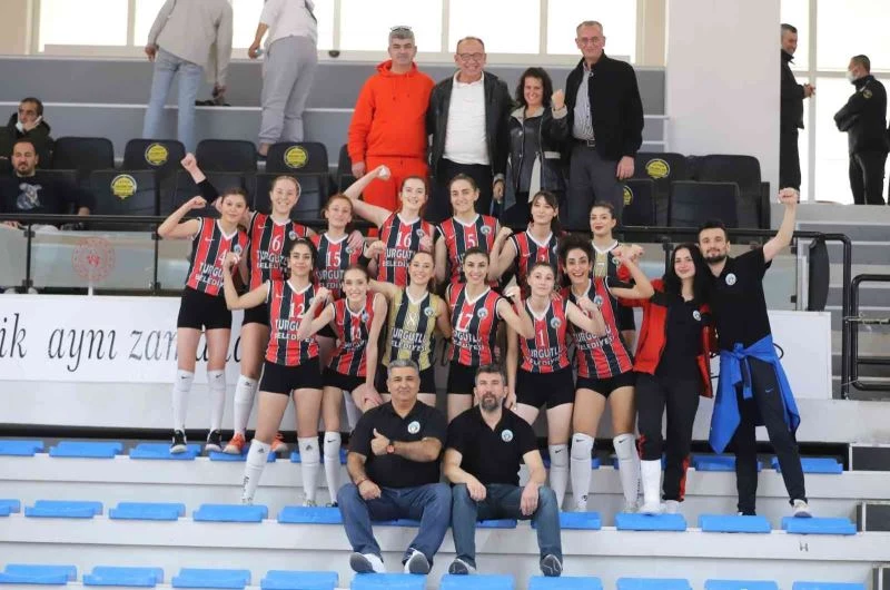 Turgutlu Belediyespor Kadın Voleybol takımı rakibine geçit vermedi
