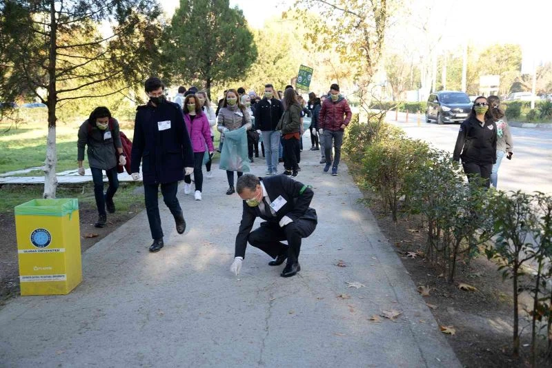 Üniversitenin gönüllüleri kampüsteki atıkları topladı
