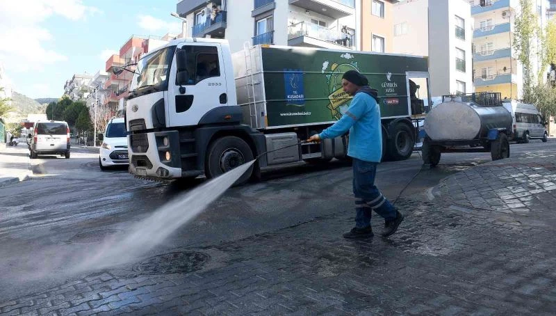 Kuşadası İkiçeşmelik Mahallesi’nde temizlik çalışması gerçekleştirdi
