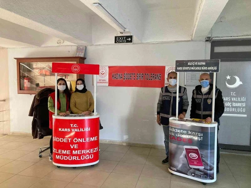 Kars’ta polis vatandaşları bilgilendiriyor
