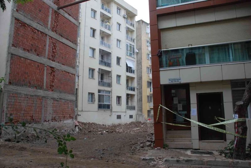 Karşıyaka’daki 2 binaya halen girilemiyor
