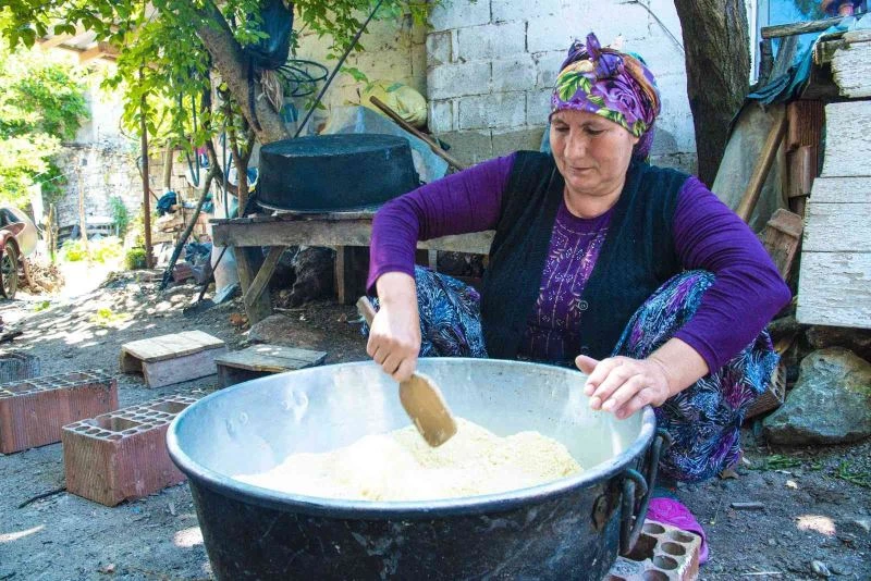 Bu helvanın tarifi mahallelide saklı

