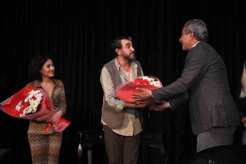 Mersin Büyükşehir Belediyesi Şehir Tiyatrosu, oyunlarını ilçelerde de sahneliyor
