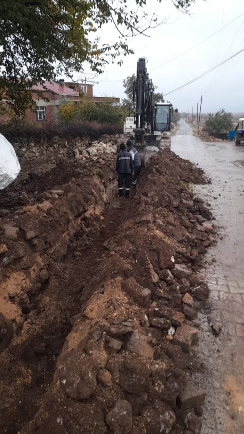 DİSKİ Dicle ilçesinde içme suyu şebekeleri döşüyor

