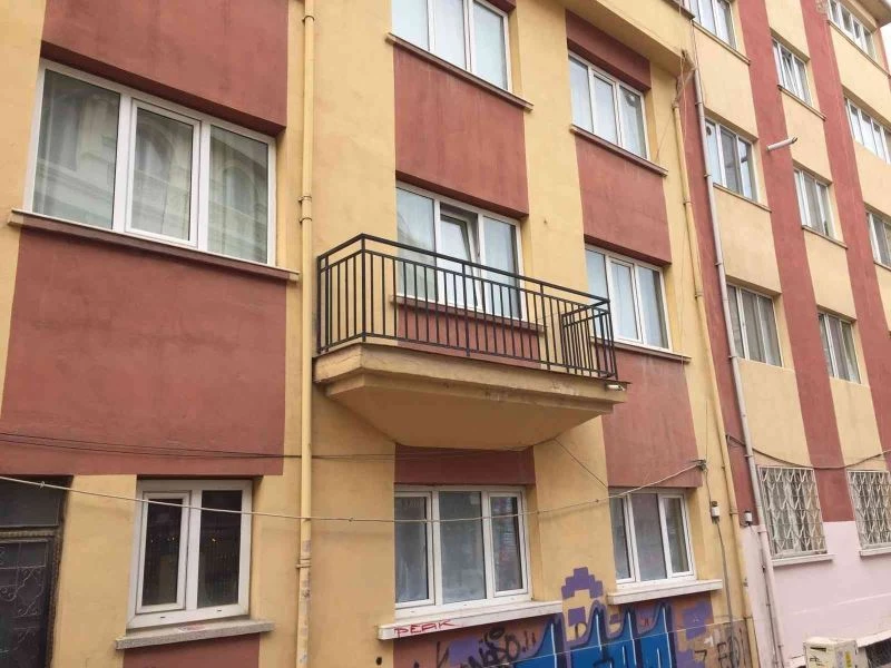 Balkonu yapıp kapıyı unuttular
