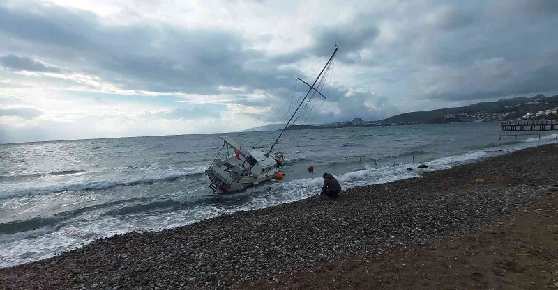 600 bin lira değerindeki yelkenli tekne karaya oturdu
