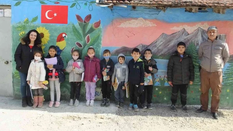 Burhaniyeli öğrenciler resim atölyesini ziyaret etti
