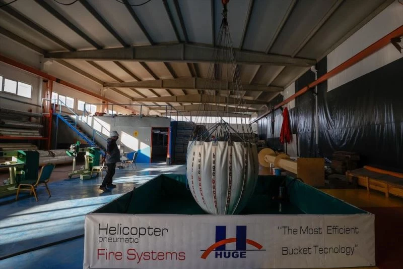Yangın söndürme helikopterinin alevlere kontrollü su püskürtebileceği sepet geliştirildi