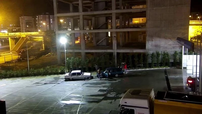 Büyükçekmece’de damperi açık hafriyat kamyonunun üst geçide takıldığı anlar kamerada
