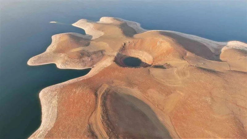 Sular çekilince ortaya çıkan devasa obruk drone ile görüntülendi
